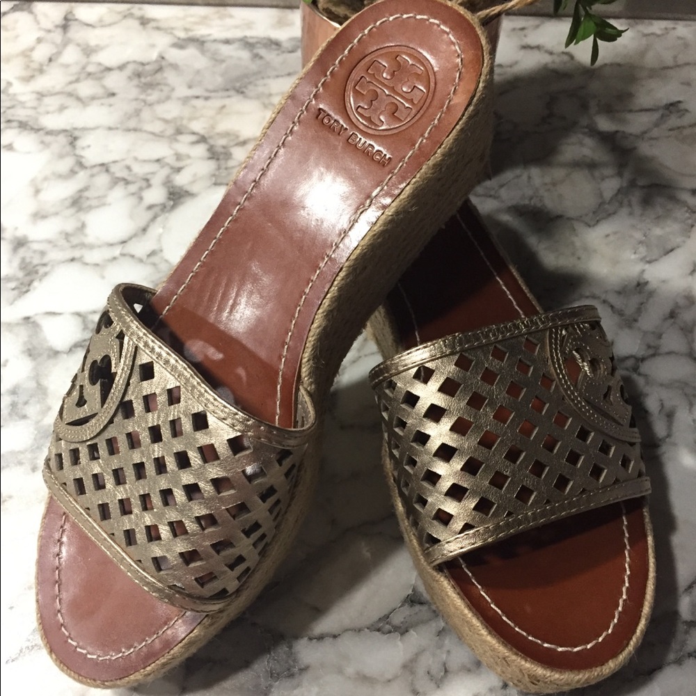 Adorable Tory Burch sandals in great condition
